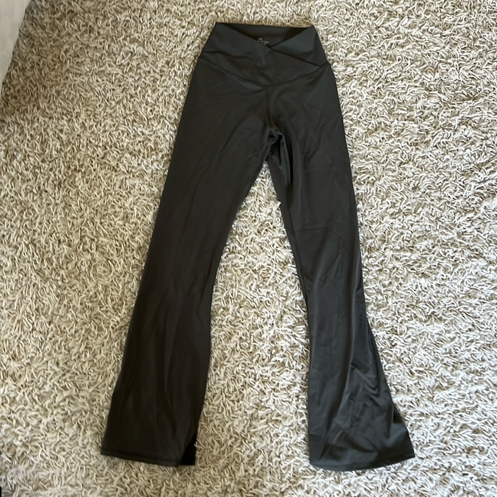 Super cute flare amazon leggings!! In great condition!!!